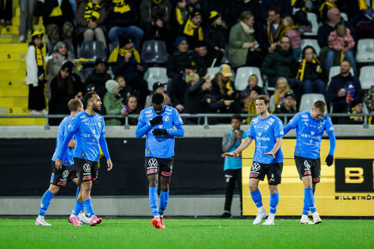 Halmstads Blair Sebastian Turgott jublar med lagkamrater