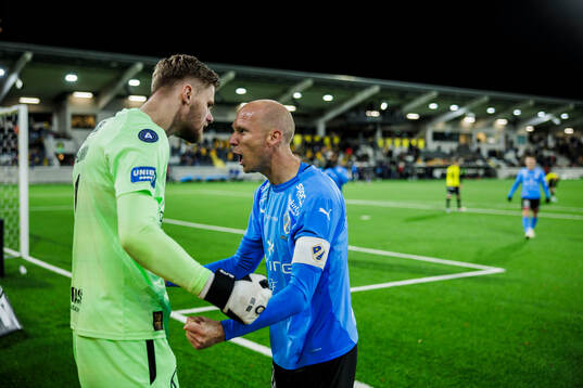 Halmstads målvakt Tim Rönning och Andreas Johansson jublar