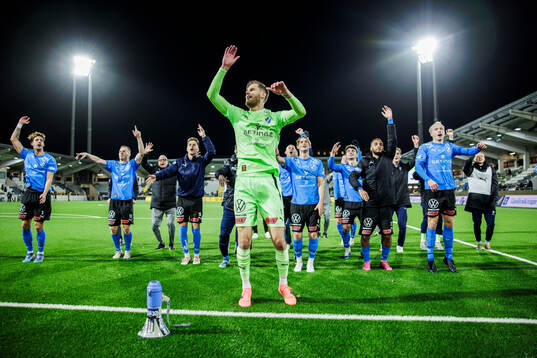 Halmstads målvakt Tim Rönning jublar