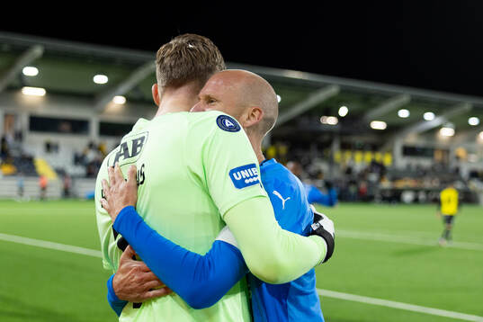 Halmstads målvakt Tim Rönning och Andreas Johansson jublar