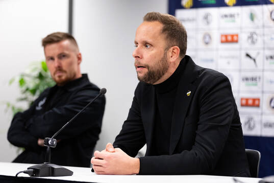 Häckens tränare Joop Oosterveld på presskonferensen