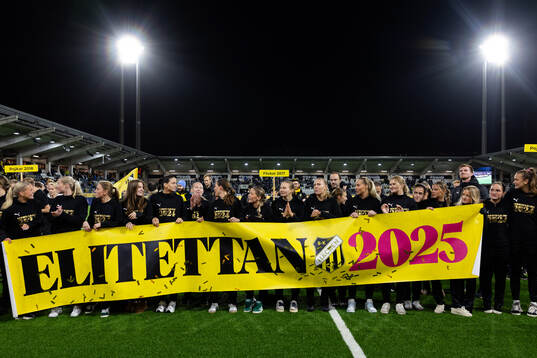 Häckens spelare jublar framför sina supportrar