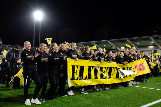 Häckens spelare jublar framför sina supportrar