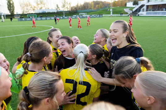 Häckens spelare jublar