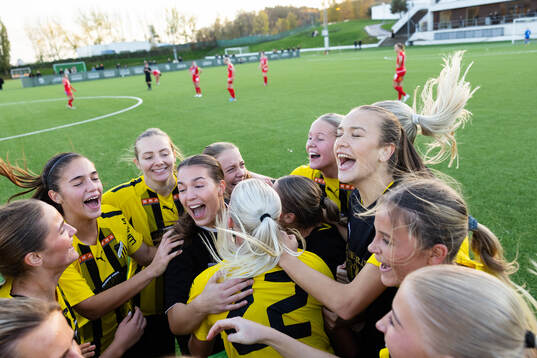Häckens spelare jublar