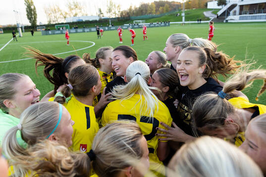 Häckens spelare jublar