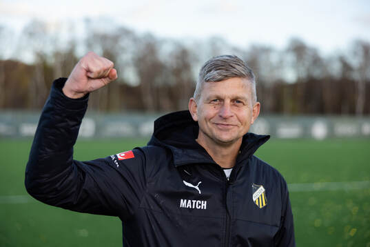 Häckens tränare Mikael Olausson jublar