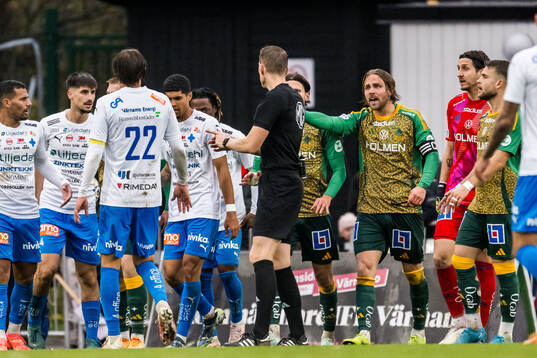 Domare Oscar Johnson och IFK Norrköpings Christoffer Nyman