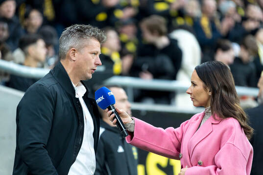 AIKs tränare Mikkjal Thomassen blir intervjuad