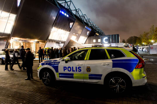 Polisbil utanför Eleda stadion