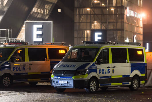 Polisbilar utanför Eleda stadion