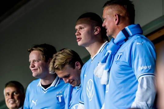 Erling Braut Haaland på läktaren infö fotbollsmatchen i