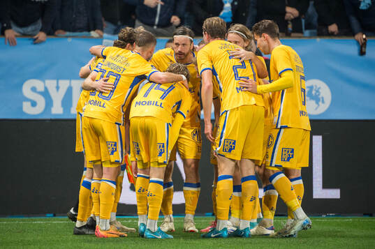 IFK Göteborgs Laurs Skjellerup jublar med lagkamrater
