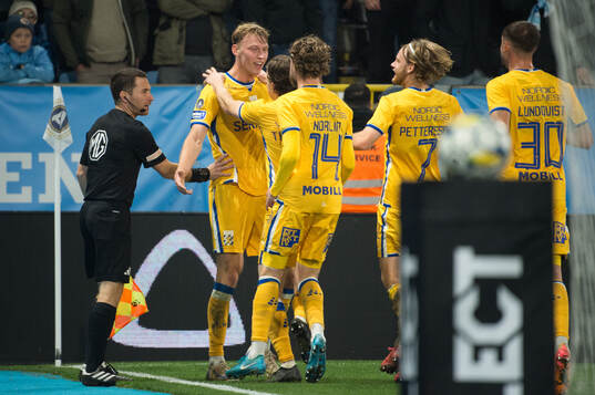 IFK Göteborgs Laurs Skjellerup jublar