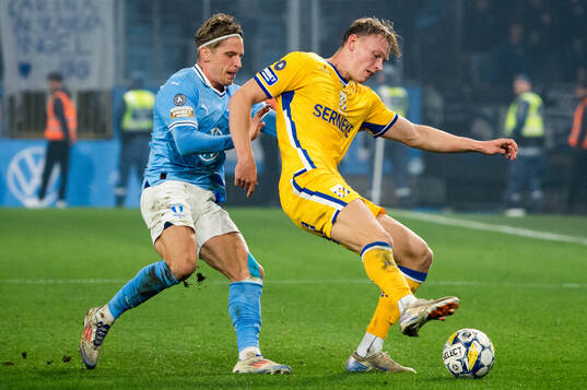 Malmö FFs Jens Stryger Larsen och IFK Göteborgs Laurs