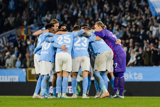 Malmö FFs spelare samlas i en ring