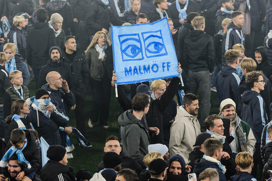 Malmö FFs supportrar jublar på planen