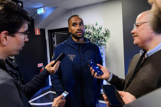 Malmö FFs Isaac Kiese Thelin på en presskonferens