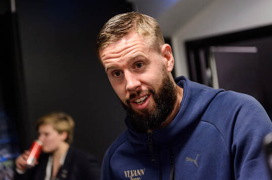 Malmö FFs Pontus Jansson pratar med media