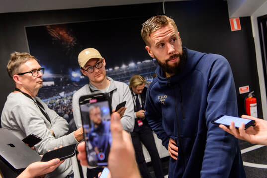 Malmö FFs Pontus Jansson pratar med media