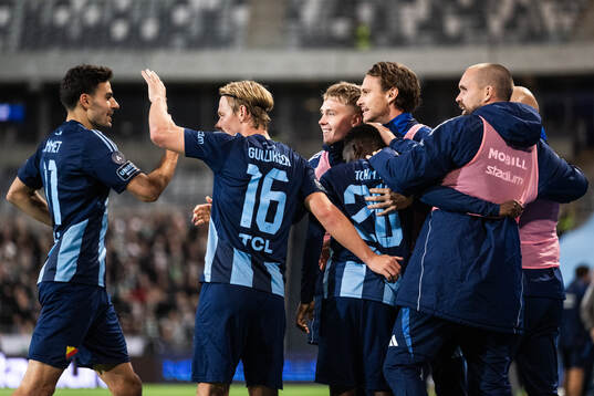 Djurgårdens Tokmac Nguen jublar med lagkamrater