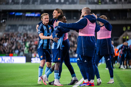 Djurgårdens Tokmac Nguen jublar med lagkamrater