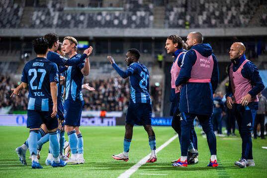 Djurgårdens Tokmac Nguen jublar med lagkamrater