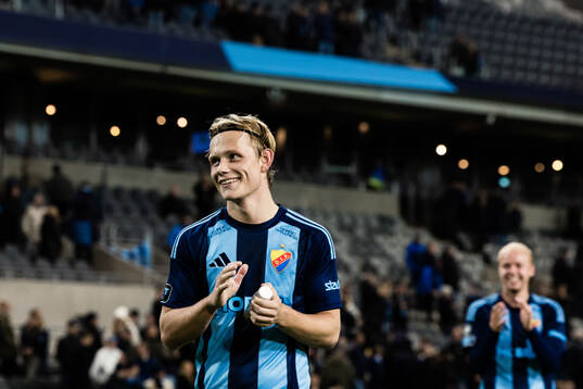 Djurgården Tobias Gulliksen applåderar publiken
