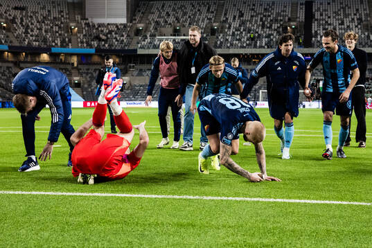 Djurgården målvakt Oscar Jansson och Adam Ståhl jublar