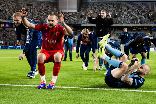 Djurgården målvakt Oscar Jansson och Adam Ståhl jublar
