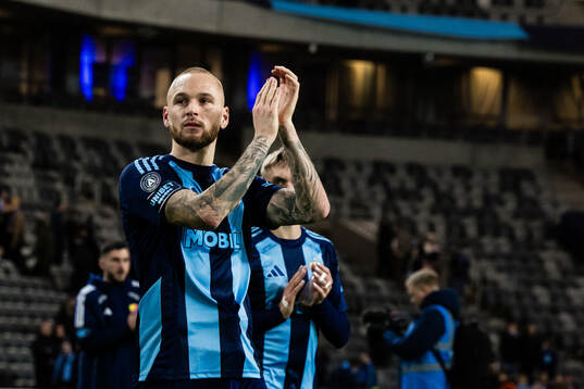 Djurgården Adam Ståhl applåderar publiken