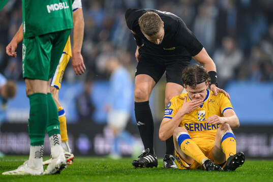 Domare Glenn Nyberg och IFK Göteborgs Kolbeinn Thordarson