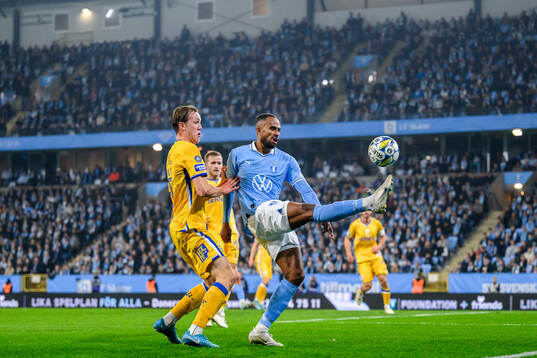 IFK Göteborgs Adam Carlén och Malmö FFs Isaac Kiese