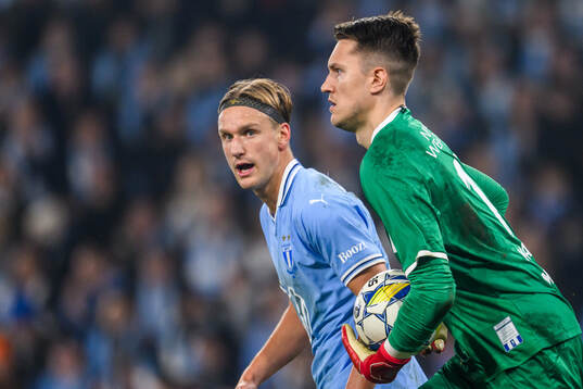 Malmö FFs Erik Botheim och IFK Göteborgs målvakt Jacob