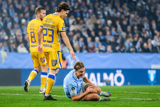 Malmö FFs Erik Botheim har ont