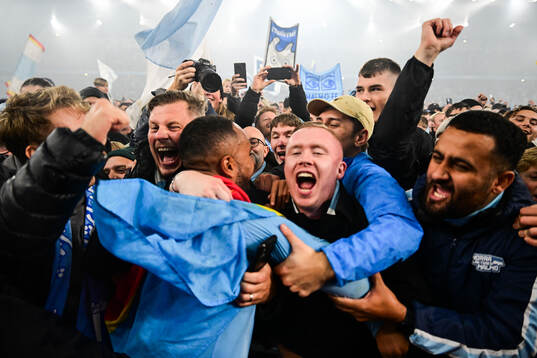 Malmö FFs Isaac Kiese Thelin jublar med supportrar