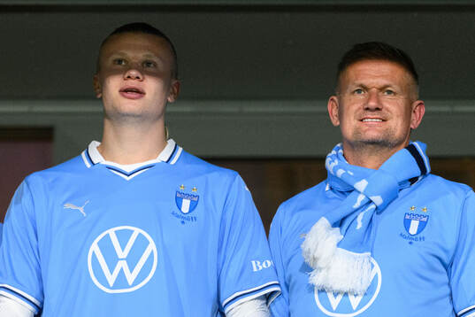 Erling Braut Haaland med sin pappa Alf-Inge på läktaren