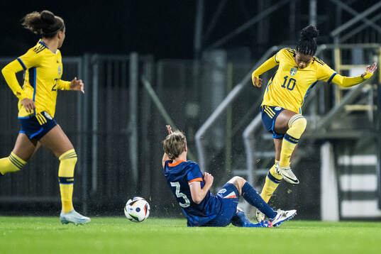 Isa Kardinaal of Netherlands and Evelina Duljan of Sweden