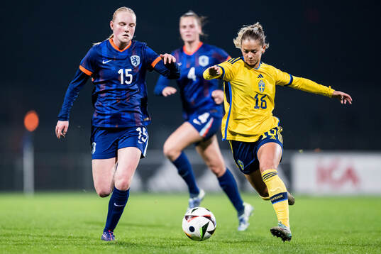 Emma Frijns of Netherlands and Johanna Renmark of Sweden