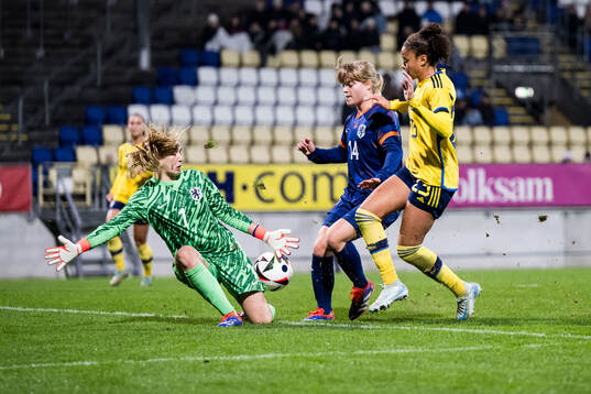Regina van Eijk and Nayomi Buikema of Netherlands and