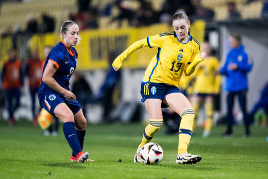 Danique Tolhoek of Netherlands and Sofia Reidy of Sweden