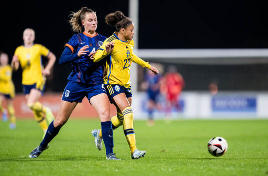 Marit Auée of Netherlands and Felicia Schröder of Sweden