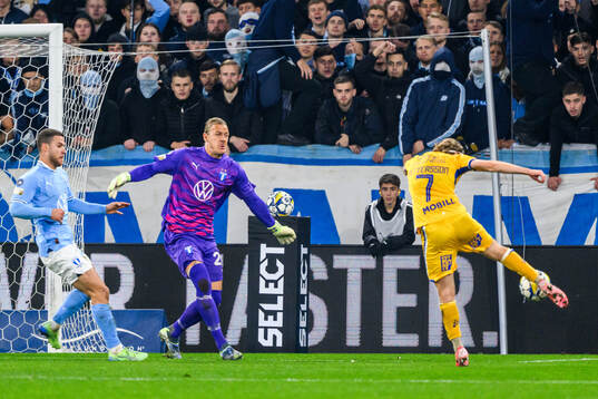 Malmö FFs Gabriel Busanello och målvakt Johan Dahlin mot