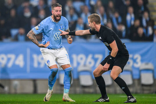 Malmö FFs Pontus Jansson och Domare Glenn Nyberg