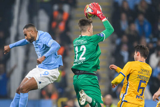 Malmö FFs Isaac Kiese Thelin och IFK Göteborgs målvakt