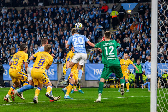 Malmö FFs Erik Botheim och IFK Göteborgs målvakt Jacob