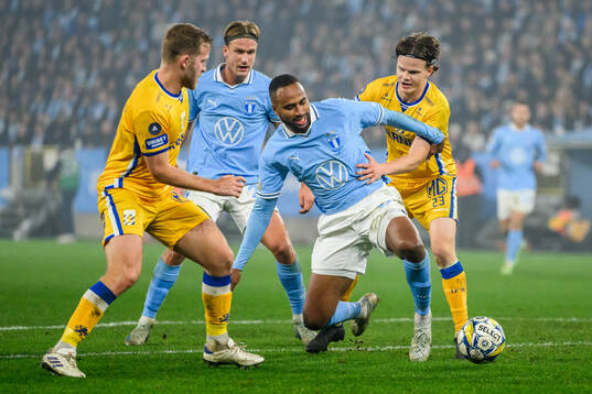 Malmö FFs Erik Botheim och Isaac Kiese Thelin mot IFK