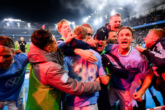 Malmö FFs Hugo Bolin jublar med lagkamrater