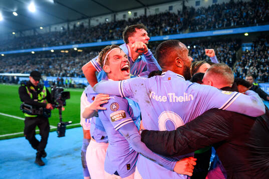 Malmö FFs Jens Stryger Larsen och Isaac Kiese Thelin jublar