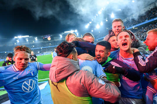 Malmö FFs Zakaria Loukili och Erik Botheim jublar